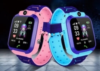 Reloj Inteligente para Niños Q12 Resistente al Agua IP67 con Llamada de Emergencia SOS Bidireccional Navegación GPS Chat de Voz Magnético y Cámara Compatible con Android