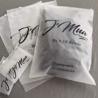 Sacs d'emballage en PE personnalisés imprimés en gros, avec estampage à chaud, recyclables, à fermeture éclair, pour cosmétiques, sacs en plastique dépoli pour vêtements et t-shirts