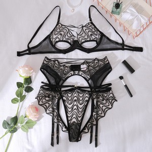 Ensemble de lingerie féminine sexy en <span class=keywords><strong>latex</strong></span> transparent à mailles, avec soutien-gorge et culotte brodés à motif vague - Product Image 6