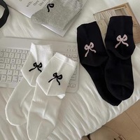 Chaussettes en coton pour femmes en gros, chaussettes à nœud brodé, chaussettes décontractées pour le quotidien, chaussettes pour dames
