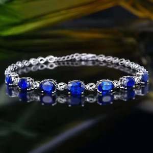 สร้อยข้อมือทองคำขาว 18K ประดับด้วยแถวของแซฟไฟร์สีน้ำเงินรอยัลธรรมชาติทรงวงรี ประดับด้วยเพชรเม็ดกลมเล็กๆ ดีไซน์เหนือกาลเวลา - Product Image 1