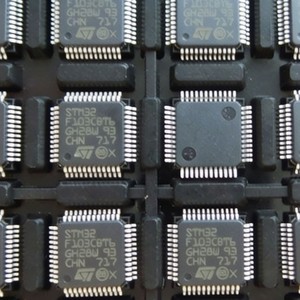 Microcontrôleur St STM32F103CBT6, 128 Ko de mémoire Flash, 20 Ko de RAM, cœur Cortex M3 72 MHz pour projets électroniques - Product Image 1