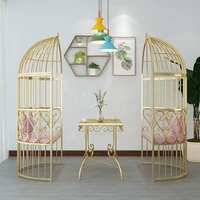 Ensemble de fauteuils de style européen en fer forgé, forme cage à oiseaux ovale, rembourrés en velours éponge, design traditionnel pour photographie de mariage en extérieur