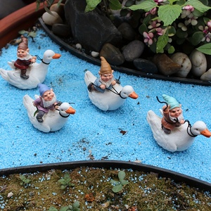 Set di 4 statuette in resina di ancellette a cavallo di anatre - Miniature per giardini delle fate, terrari, case delle bambole - Product Image 2