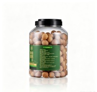 Grote hoeveelheden gedroogde longan met schaal, hele, zongedroogde drakenoogvrucht, natuurlijke gedroogde longan voor retailverpakkingen