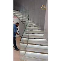 Escalier intérieur moderne en acier droit avec système de garde-corps à câbles et marches en bois massif pour la maison