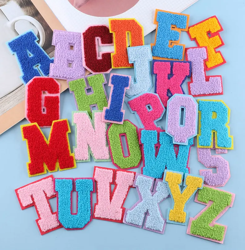 Großhandel benutzer definierte Eisen auf Buchstaben Kleidungs stück Applique Stoff Abzeichen Alphabet Buchstabe Chenille Patches für Hut