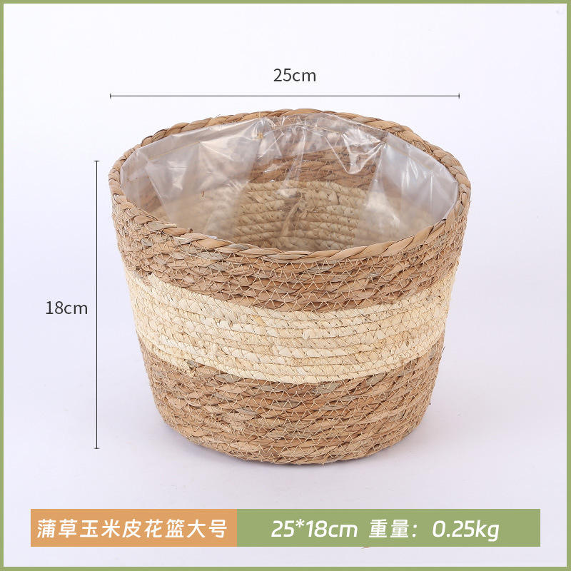 Panier de fleurs en quenouilles et feuilles de maïs, grand format.