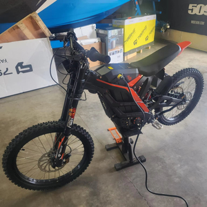 Motocicleta Todoterreno Rápida de 72v 10kw con Motor Central 79Bike Pro en Negro y Rojo - Product Image 1