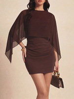 Robe de cocktail vintage moulante pour femme, collection automne-hiver 2026, avec manches cape transparentes et col rond, style minimaliste, marque privée