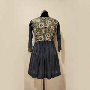 Robe pour femmes à imprimé floral, longueur genou, en polyester/coton, avec jupe plissée, manches longues, col rond, décontractée, pour le printemps et l'été - Product Image 1