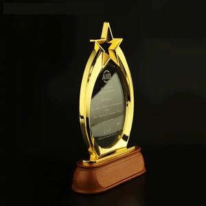 كأس أكريليك معدني ذهبي شخصي بنجمة مع قاعدة خشبية - Product Image 4