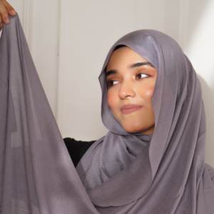 2025 exclusivo Ultra suave minimalista Color sólido todos los días Hijab elegante liso Modal tela verano desgaste para musulmanes - Product Image 1