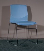 Chaise empilable élégante et moderne avec structure en métal et coque en plastique pour l'école, l'appartement, l'hôpital, la maison, le bureau et l'extérieur