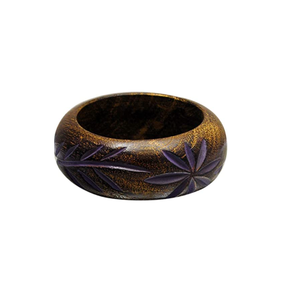 Brazalete de madera natural hecho a mano para mostrar los granos profundos y adornado con tallados florales en color dorado. Pulseras hechas a mano para mujer. - Product Image 1