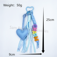 Pendentif en forme de coeur d'amour en cuir PU coloré avec dentelle de cordon en nylon et breloques de lettre perlée acrylique à la mode pour breloque de sac