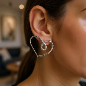 E4015 Orecchini a forma di cuore in lega di zinco neri e oro, gioielli romantici unisex alla moda - Product Image 2