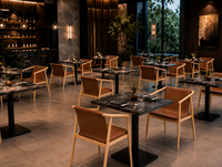 Chaise de salle à manger en cuir moderne de luxe, cadre en métal à grain de bois, mobilier de restaurant haut de gamme pour usage hôtelier, confortable et durable