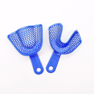 Plateaux d'empreinte dentaire en plastique bleu et acier, plateaux en maille métallique, pour moulage de prothèses et laboratoire dentaire - Product Image 1