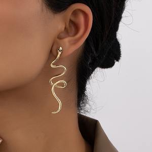 Boucles d'oreilles en forme de serpent Boucles d'oreilles métalliques simples et élégantes en forme de serpent pour femmes - Product Image 1