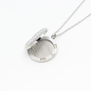 Collar con Colgante Difusor de Aroma de Aceites Esenciales de Acero Inoxidable - Product Image 4
