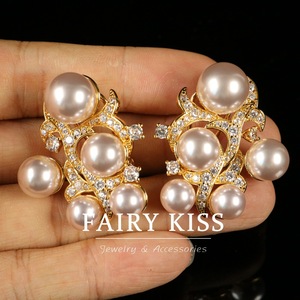 Boucles d'oreilles vintage, en alliage de perles, plaquées or véritable, serties de diamants et à motif ajouré - Product Image 3