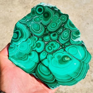 CrystalHola 200-300g Plaque de Malachite Naturelle Pierre Brute de Guérison Cristal en Forme Libre Sculpture Faite à la Main Thème Amour Saint-Valentin - Product Image 6