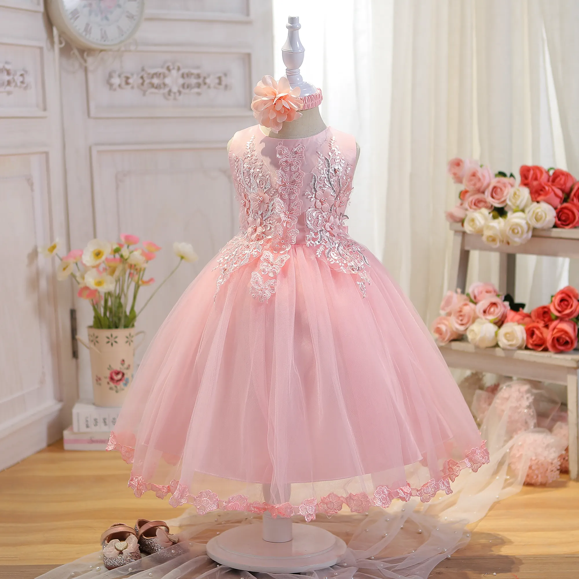 Venta caliente lindo estilo flor bebé niña vestido malla sombreros niña vestido mariposa boda niña vestido de princesa
