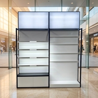 Étagère de présentation lumineuse personnalisée pour produits de beauté, présentoir mural LED avec armoire de rangement verrouillable pour magasin de cosmétiques