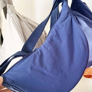 กระเป๋าแฟชั่นลำลองอเนกประสงค์ทรงครึ่งวงกลม น้ำหนักเบา สะพายไหล่หรือสะพายข้าง ใช้ได้ทั้งแบบลำลองและเล่นกีฬา เหมาะสำหรับใส่ของช้อปปิ้ง - Product Image 6