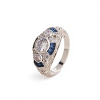 Bague de fiançailles de luxe victorienne en laiton plaqué platine à trois pierres, zircone cubique bleu royal et blanc, bijoux d'anniversaire antiques