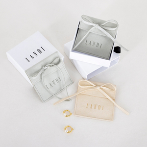 Bolsas de Joyería Personalizadas con Logotipo Impreso, Estilo Ins, Color Gris Beige, Bolsa de Embalaje de Joyería de Microfibra con Lazo - Product Image 4