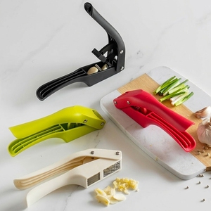Presse-ail et trancheuse 2 en 1 : écrasez, tranchez et hachez l'ail sans effort – Outil de cuisine polyvalent pour les cuisiniers amateurs et les chefs. - Product Image 1