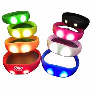 Bracelets lumineux personnalisés écologiques activés par la musique et le son avec LED clignotantes imprimées par transfert thermique - Cadeaux de fête parfaits - Product Image 1