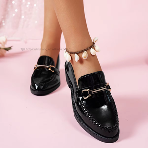Chaussures en cuir pour femme à bout pointu et talon épais, style britannique, avec détails métalliques, grandes tailles, à enfiler, pour l'automne - Product Image 2
