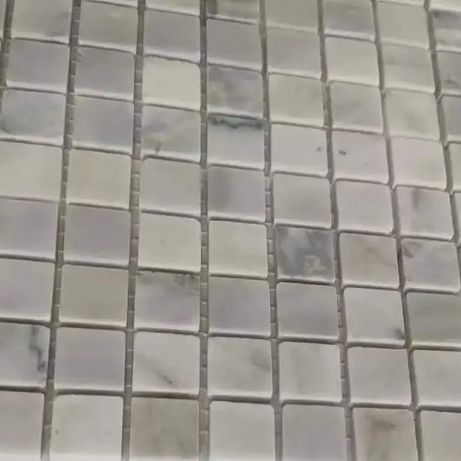 चीन कारारा सफेद 4 मिमी मोटाई स्विमिंग पूल स्क्वायर संगमरमर मोज़ेक फर्श टाइल