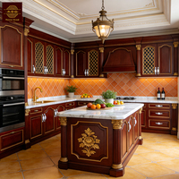 Meubles de cuisine en bois massif blanc néo-classique personnalisés avec finition dorée, armoires intégrées haut de gamme de style colonne romaine