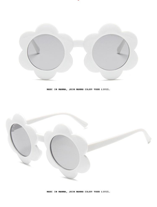 Gafas de sol para niños con montura redonda con bonitas flores, adecuadas para llevar en una excursión a la playa - Product Image 4