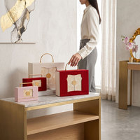 Boîte rigide à double porte avec logo personnalisable, conteneur haut de gamme avec poignée métallique et motif en relief pour présentation en boutique