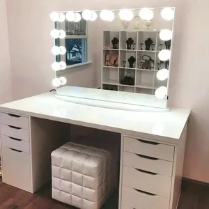 寝室の白い化粧鏡はライト洗面化粧台を導きました
