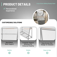 Présentoir de carreaux grand format en promotion avec support en maille métallique et design incliné pour échantillons de pierre et de marbre