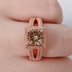 Anello in Cristallo Traforato con Taglio Rotondo per Donne, Motivo Floreale, Elegante Accessorio Moda per Uso Quotidiano e Feste - Product Image 2