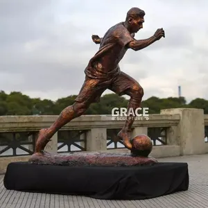 Escultura deportiva de bronce para exteriores, estatua de jugador de fútbol de latón, tamaño real