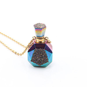 Collier pendentif bouteille de parfum en pierre de cristal à facettes pour femme - Product Image 4