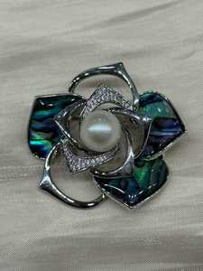 Broche de luxe en perles d'eau douce, élégante et raffinée, aux couleurs éclatantes et luxueuses - Product Image 4