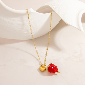 Collar con Colgante de Fresa, Cadena Dorada, Amuleto con Temática de Frutas, Accesorio de Joyería para Uso Diario - Product Image 4