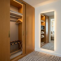 Meubles d'hôtel sur mesure 5 étoiles, ensemble de meubles de chambre d'hôtel, design standard Marriott gris chaud et chêne clair pour chambre exécutive