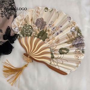 Éventails pliants élégants en bambou sculpté avec un dragon et une pampille, pour un cadeau ou un souvenir de mariage écologique - Product Image 2