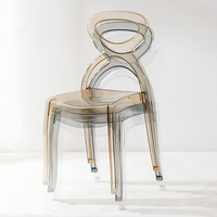 Chaises en acrylique transparentes empilables modernes à dossier, très demandées pour hôtels, cafés, salons de thé, mariages en extérieur