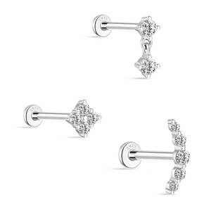 Pendiente de tuerca con flor de 5 pétalos y 3 diamantes cultivados en laboratorio de oro blanco y plata maciza 925, de base plana de 1.2x6mm, con cierre de rosca. - Product Image 1